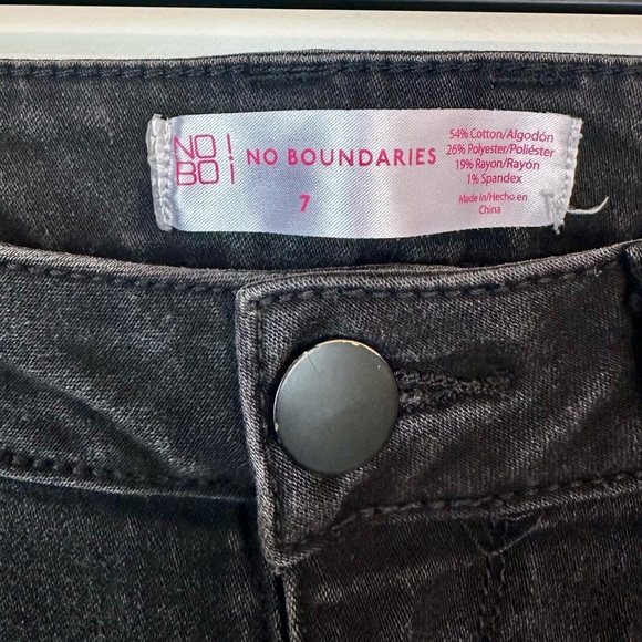 No Boundaries Black Skinny Jeans - Size: 7 - Picture 3 of 4